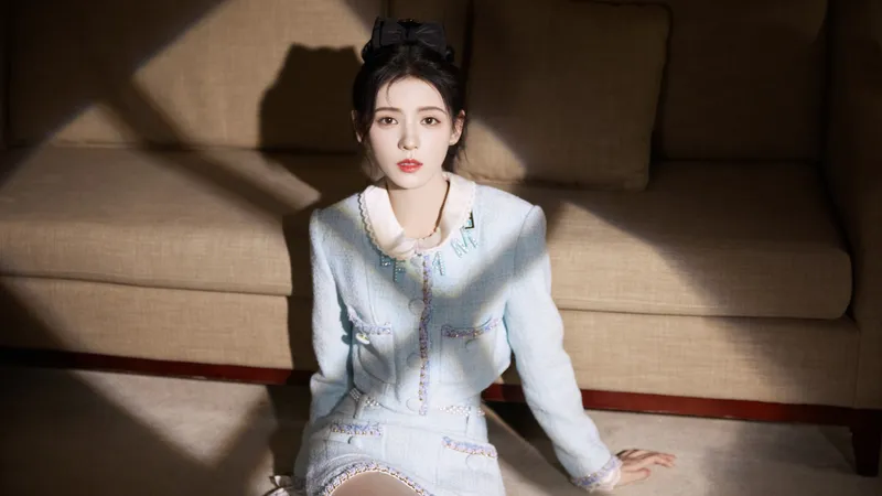 张予曦牛仔裙呆坐在沙发上