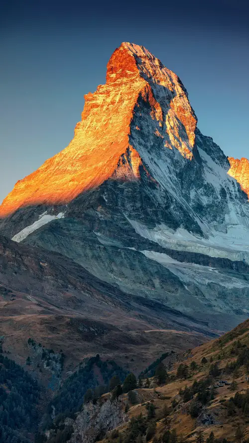 太阳照到山顶的金色光芒
