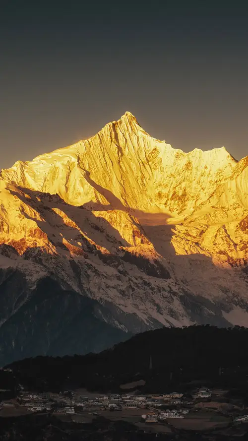 日照金山的壮观景色