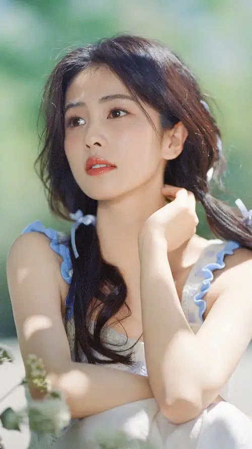 白鹿穿着裙子卷发深情的看着远方