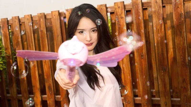 杨幂在木花栏杆前自拍照