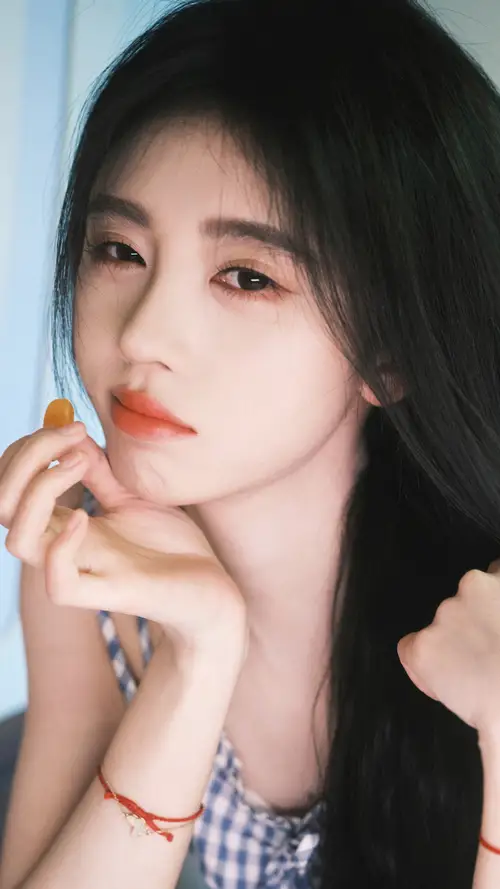 鞠婧祎手托下巴美照