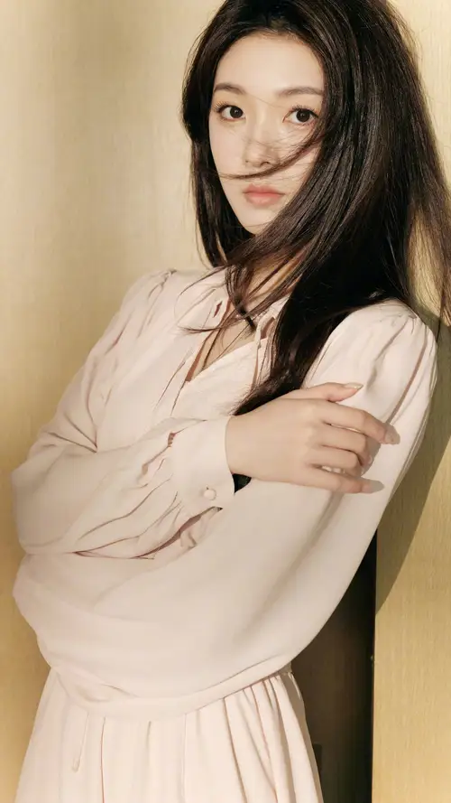 陈瑶柜子前披发近照