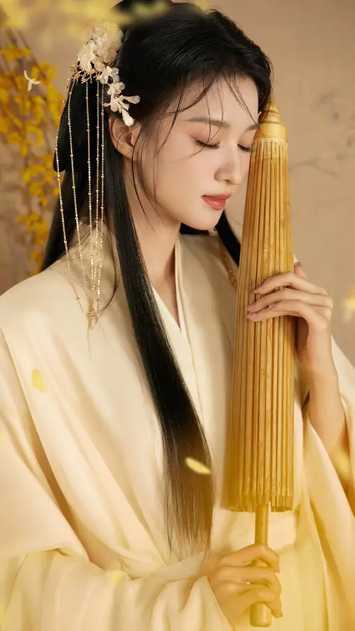 王楚然古装拿着一把木伞