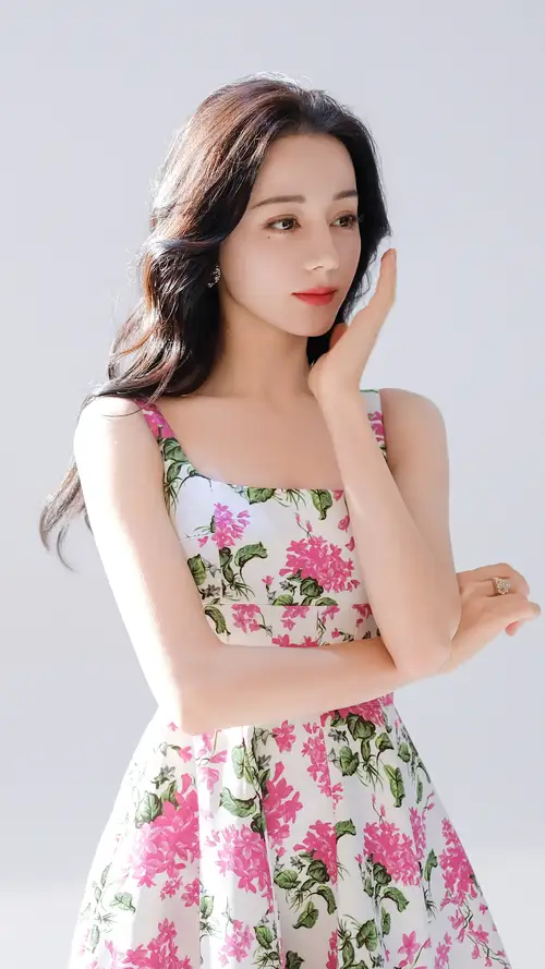 迪丽热巴吊带花裙子