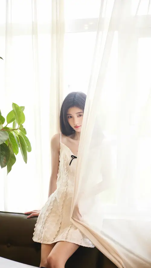 鞠婧祎白色裙子窗帘边拍照