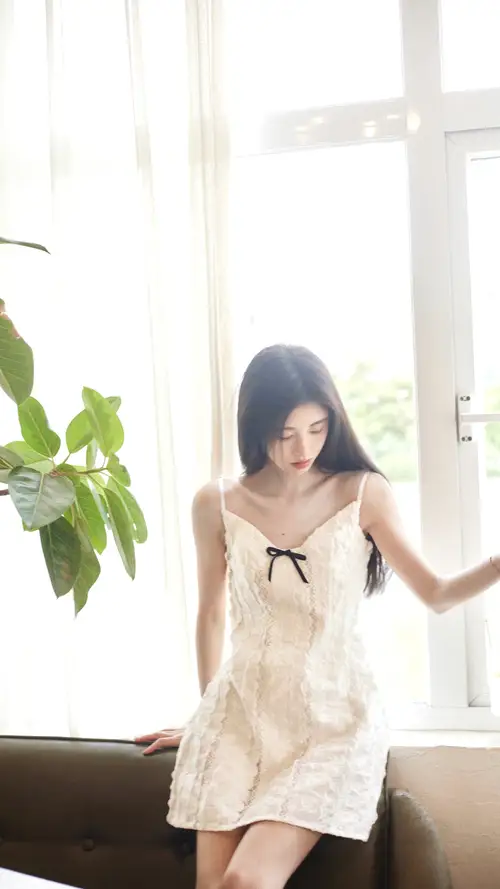 鞠婧祎白色裙子窗户边拍照