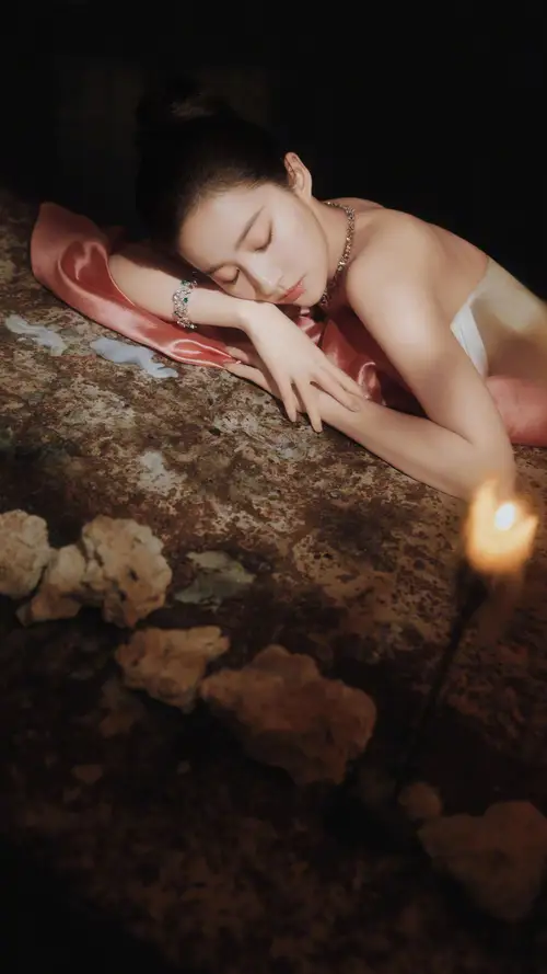 刘亦菲晚上趴在石头上