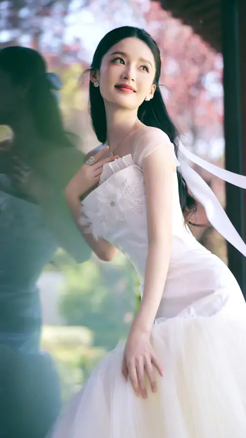 李沁白色紧身长裙大胸