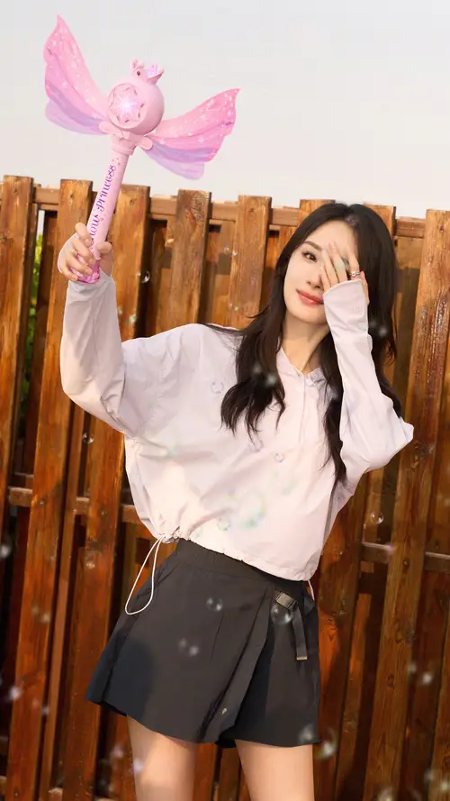 杨幂手举粉丝玩具蜻蜓装嫩