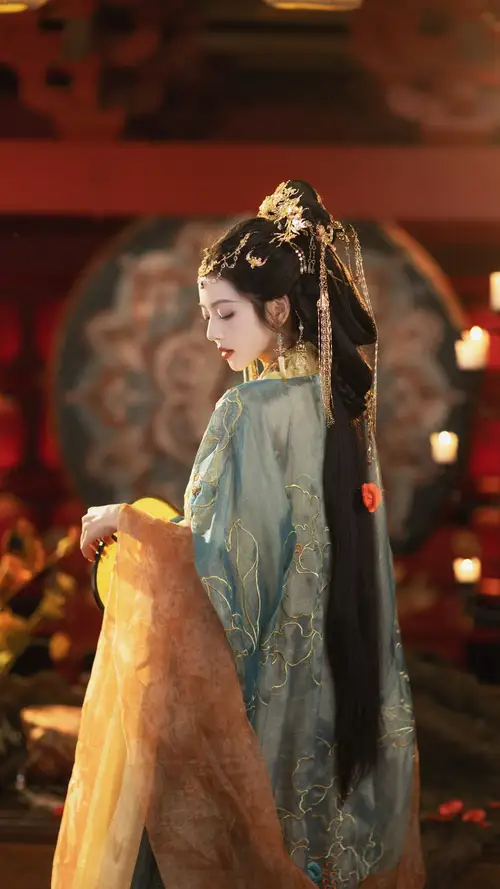 何瑞贤古典美女扶着栏杆