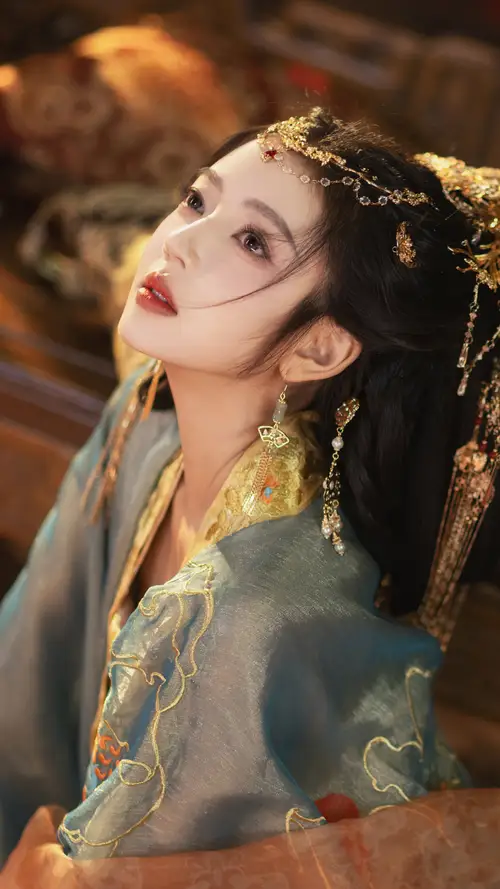 何瑞贤古装美女向上看