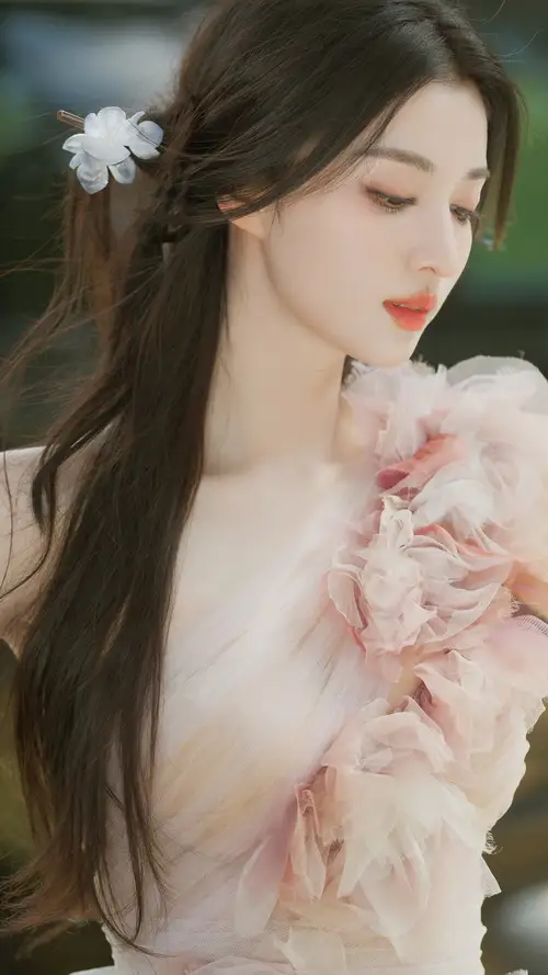 美女王楚然碎花裙在沉思