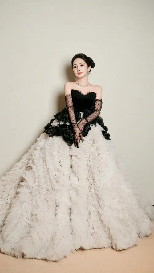 杨幂夸张大羊毛裙