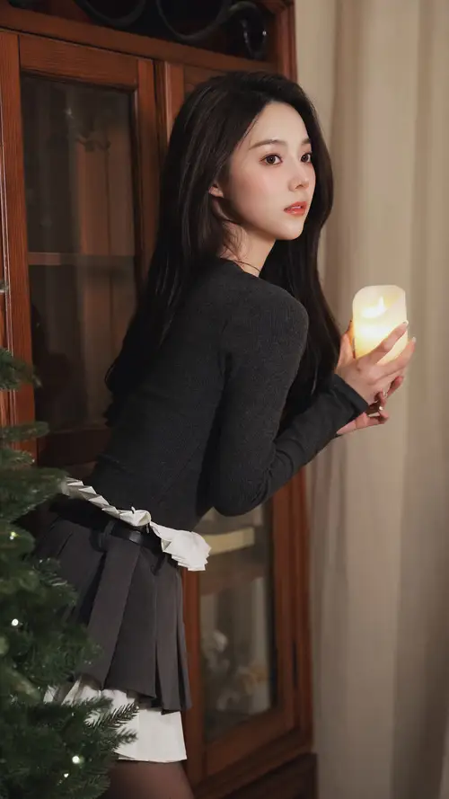 冯琬贺手拿蜡烛杯翘着屁股