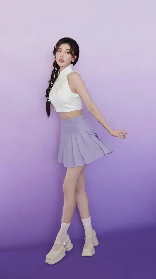 百褶裙白色短装上衣加短裙侧面照