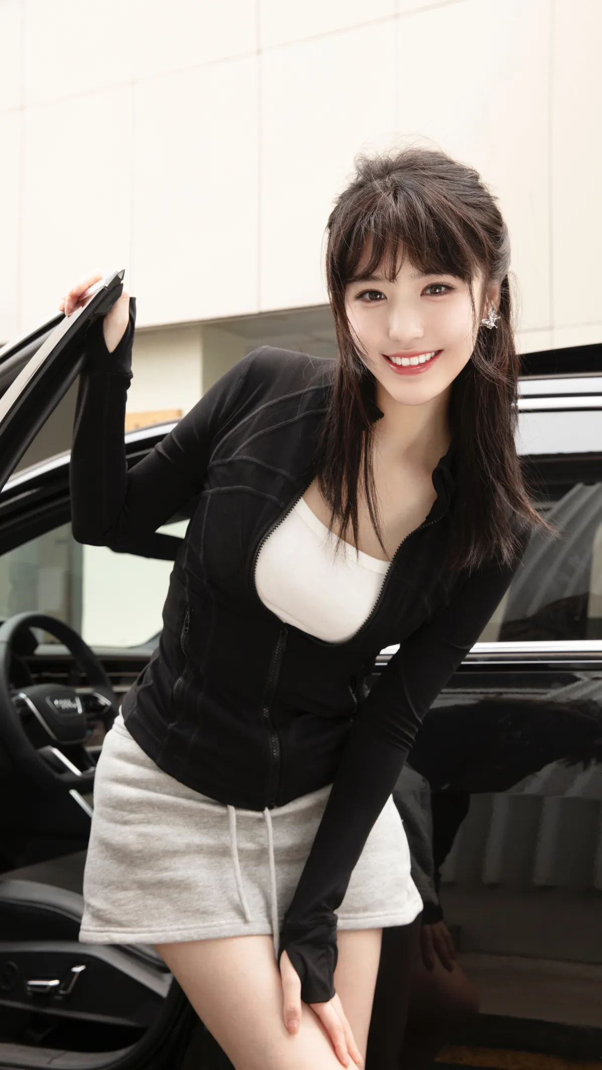 王乔熙下车摆拍