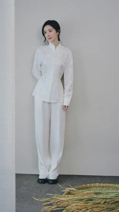 杨幂穿白色唐装和黑皮鞋呆萌照