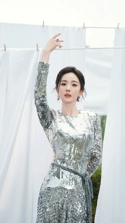 杨幂穿亮片裙手举高高