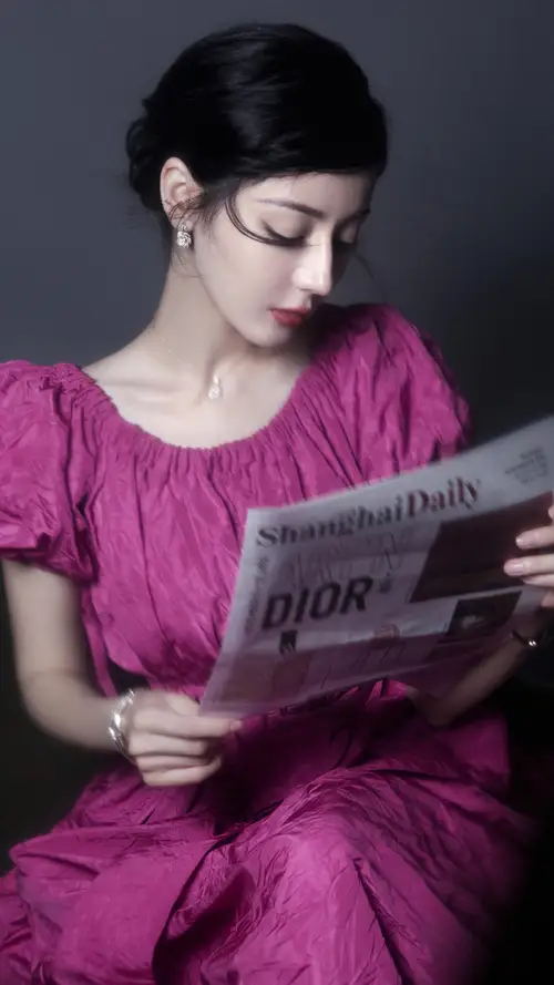 迪丽热巴穿紫色裙子在看报