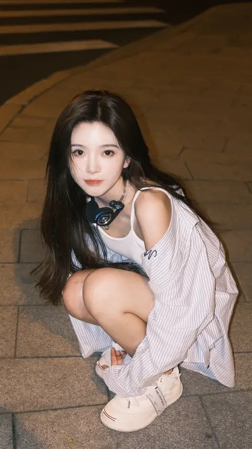 彭十六挂着耳机蹲在地上