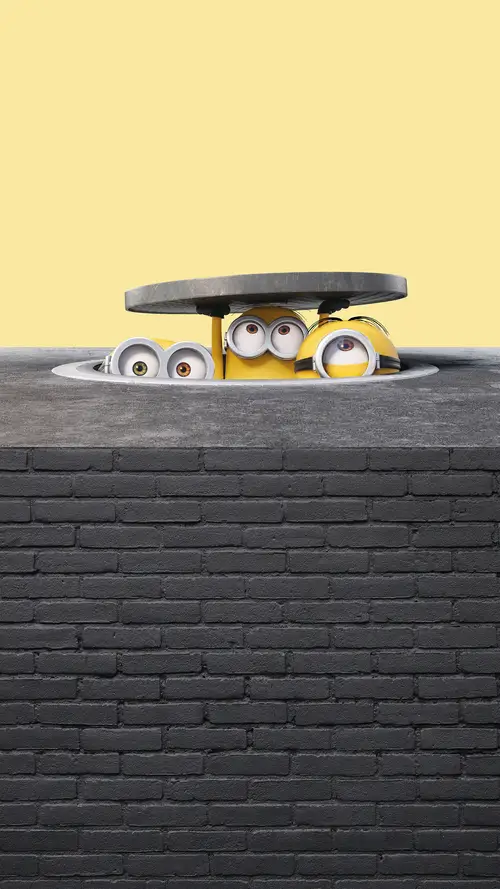 可爱三个小黄人打开井盖