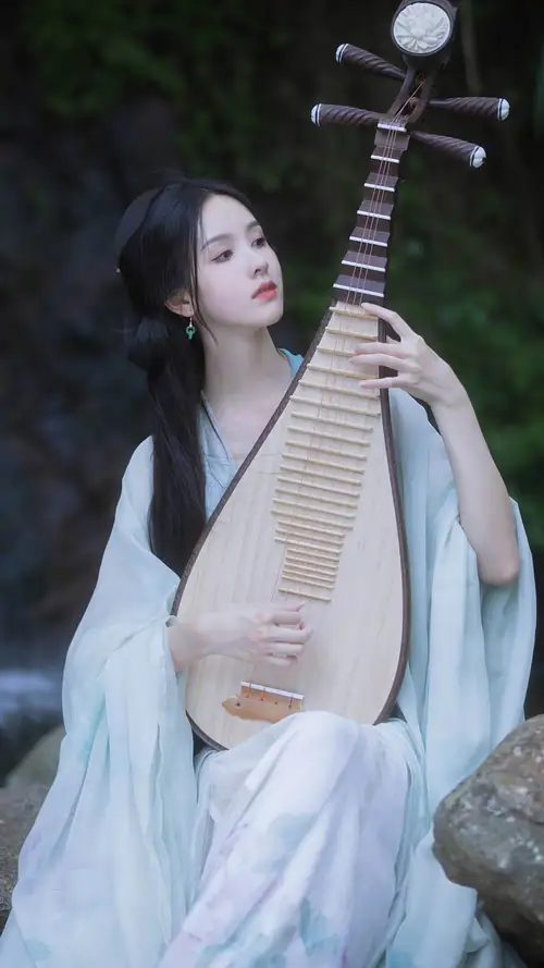 陈都灵白色古装裙子手抱琵琶