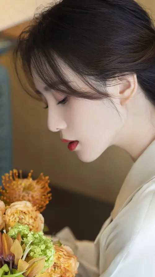 刘诗诗侧脸陶醉的在闻花香