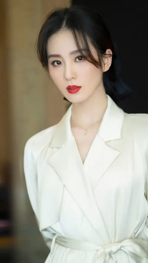 刘诗诗正面上半身白色风衣照