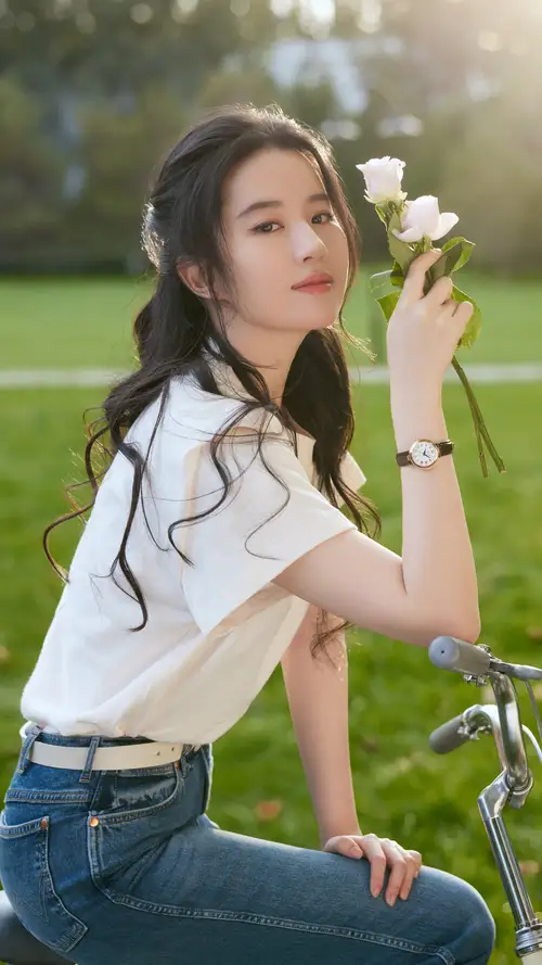 户外草坪刘亦菲手持白玫瑰