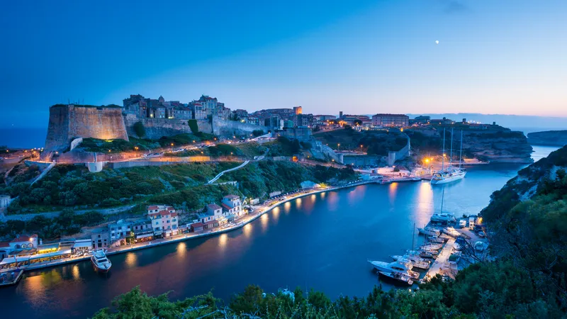 夜幕中博尼法乔城堡