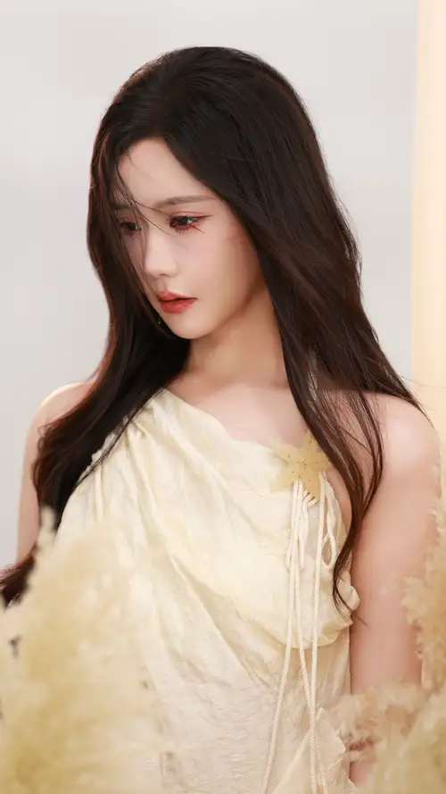 王艺瑾白色吊裙披着长发