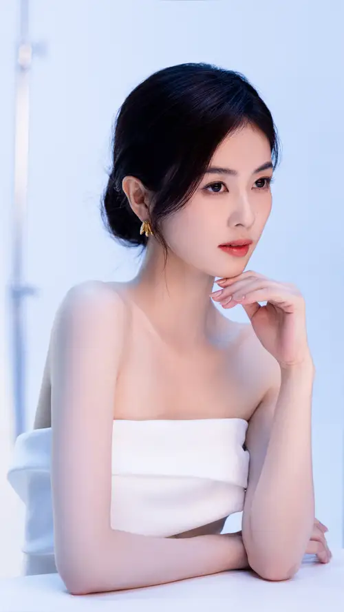 白鹿现代装白色露肩裙