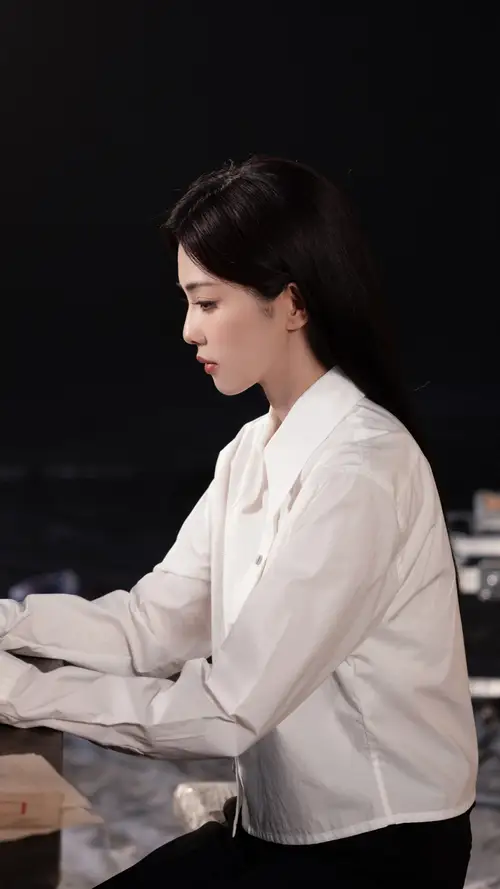 白鹿现代装侧面照