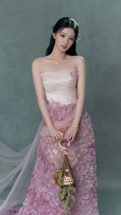 王楚然露肩手提绿色花瓣