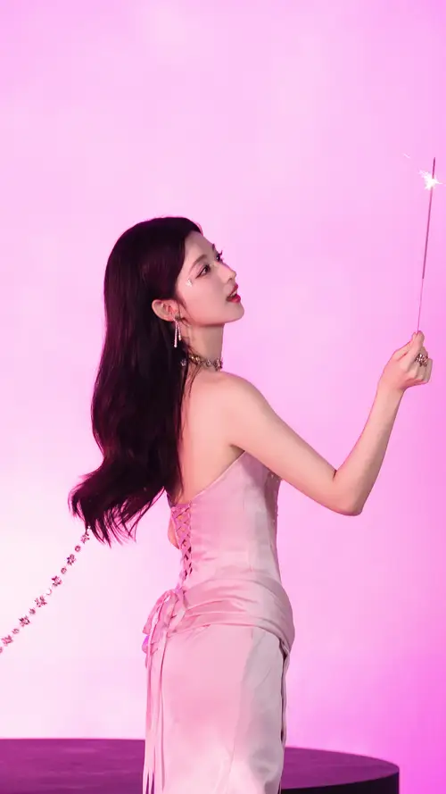 王楚然紫色灯光下放烟花