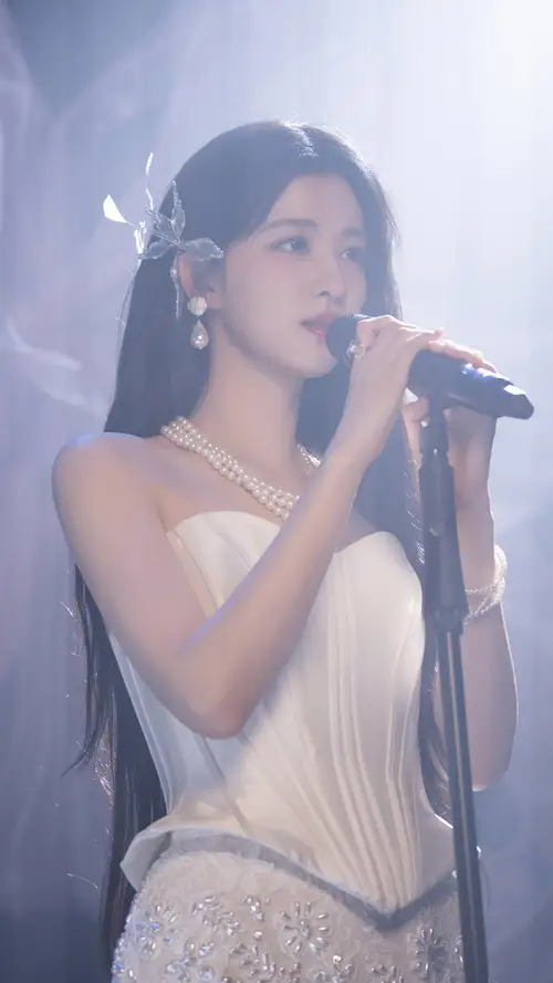 王楚然手捧话筒在唱歌