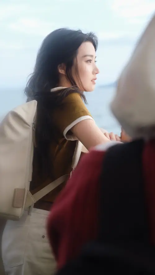 卢昱晓在看海的侧面照