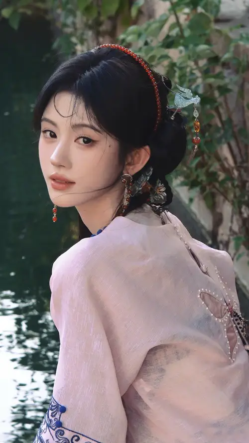 鞠婧祎古装淡妆在河边回头