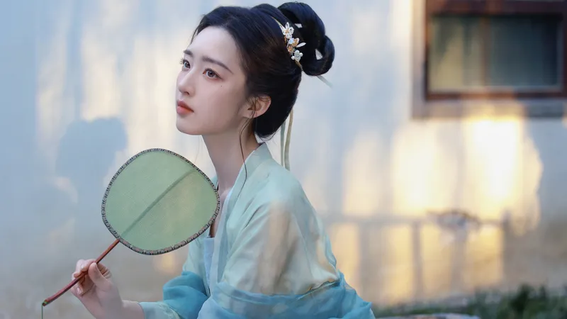 邓恩熙古装风格拿着小扇子