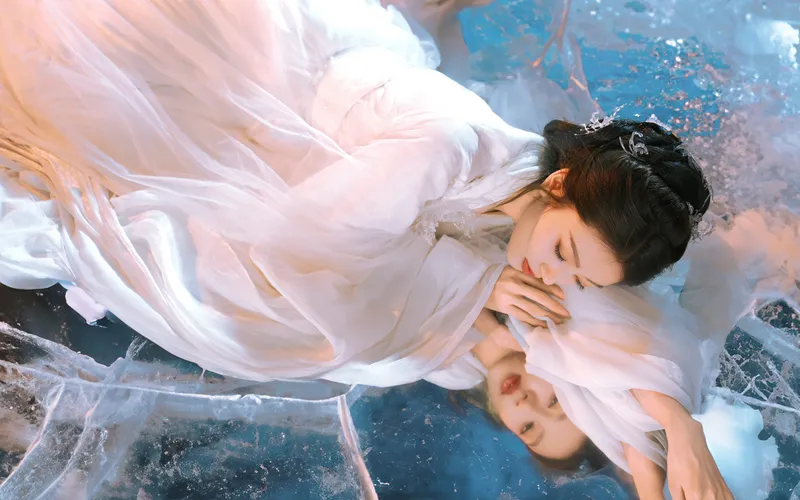 何瑞贤白色古风美女趴在冰面上