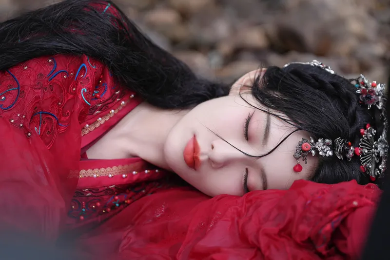 红色古风美女孟子义睡着了