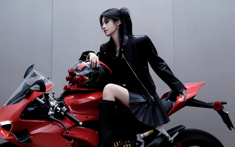 鞠婧祎黑色皮衣坐在摩托上