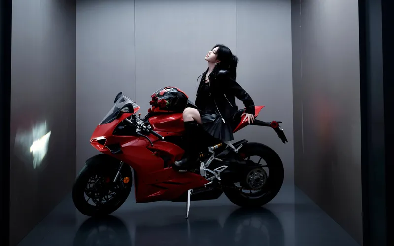 鞠婧祎黑色皮衣坐在摩托上仰望天空