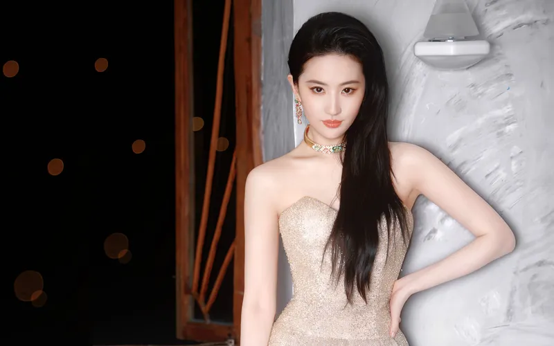 刘亦菲穿米色抹胸礼服