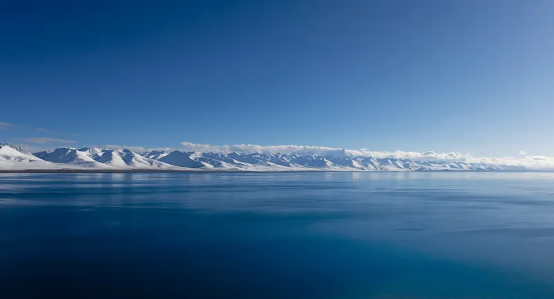 纳木错湖和对岸的雪山