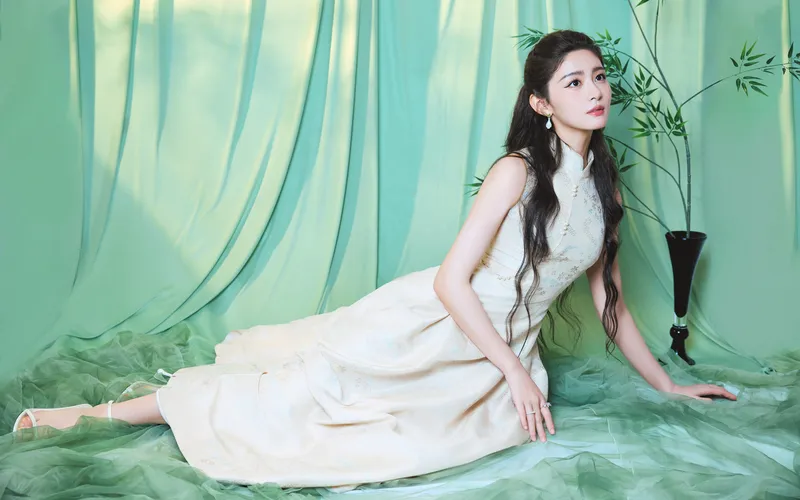 淡绿色的背景墙和白裙美女 赵晴