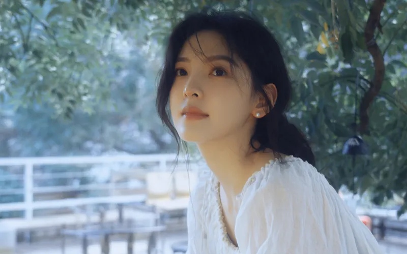章若楠白色上衣怀旧风格