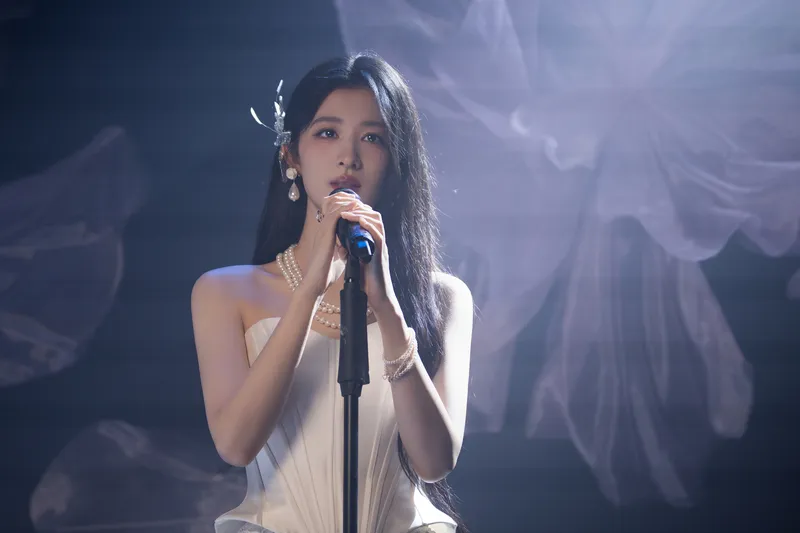 王楚然白色路肩裙子在唱歌