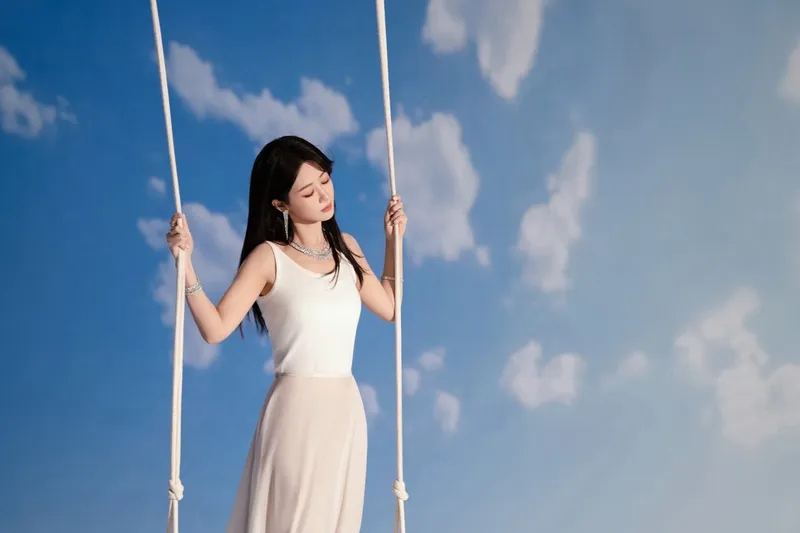 杨紫白色背心下穿粉色裙子站在秋千上